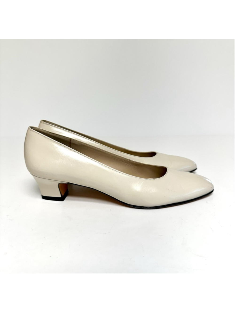 Vtg Salvatore Ferragamo Cream Leather Low Heel Pumps W Size 6.5 AAAA Narrow - Picture 1 of 16